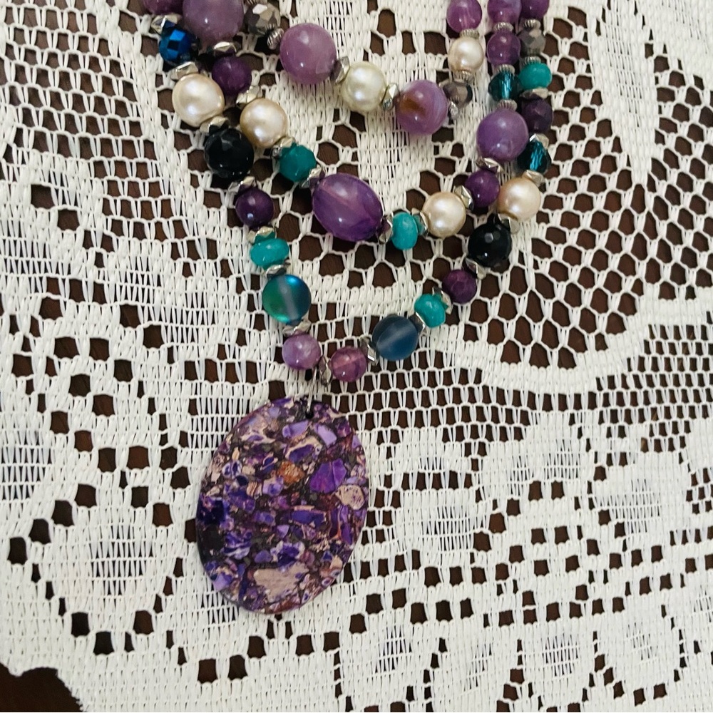 Elegant Multicolor Beaded Necklace - Picture 3 of 8